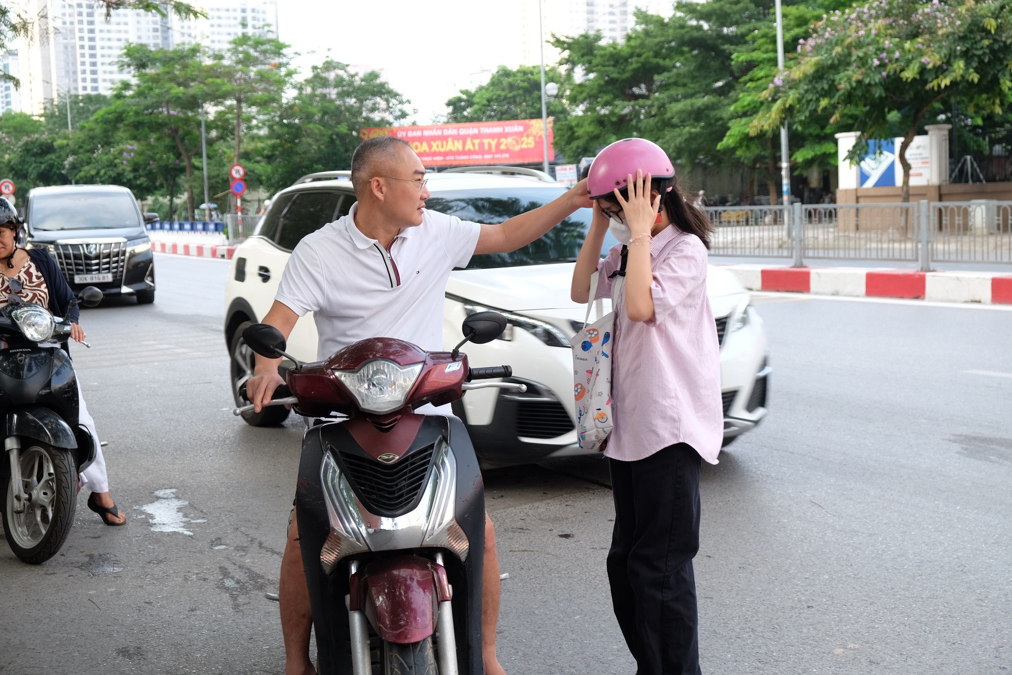 Phụ huynh Hà Nội trong kỳ thi căng thẳng bậc nhất: "Tôi ở đây cả sáng, để con thi xong thấy bố mẹ đầu tiên!" - Ảnh 3.