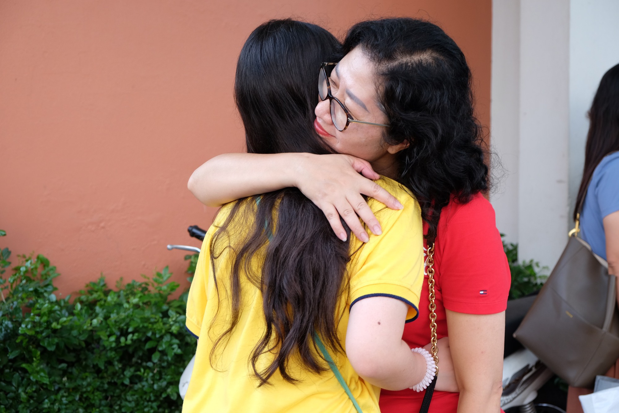 Phụ huynh Hà Nội trong kỳ thi căng thẳng bậc nhất: "Tôi ở đây cả sáng, để con thi xong thấy bố mẹ đầu tiên!" - Ảnh 6.