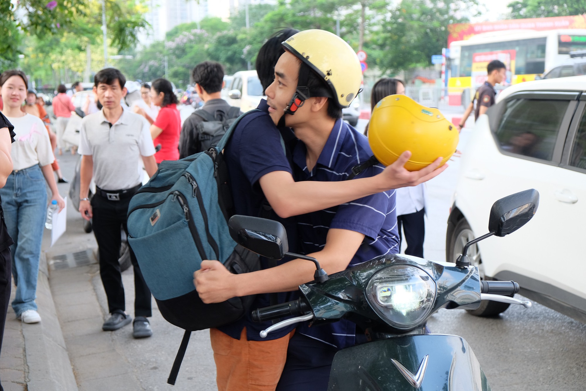 Phụ huynh Hà Nội trong kỳ thi căng thẳng bậc nhất: "Tôi ở đây cả sáng, để con thi xong thấy bố mẹ đầu tiên!" - Ảnh 7.