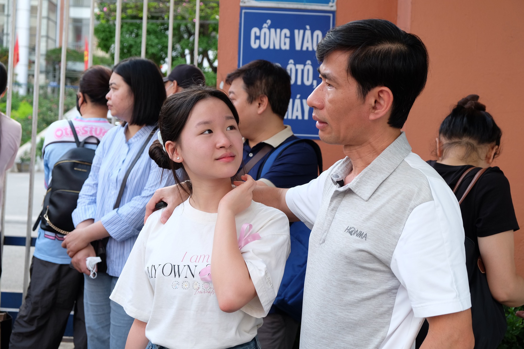 Phụ huynh Hà Nội trong kỳ thi căng thẳng bậc nhất: "Tôi ở đây cả sáng, để con thi xong thấy bố mẹ đầu tiên!" - Ảnh 5.