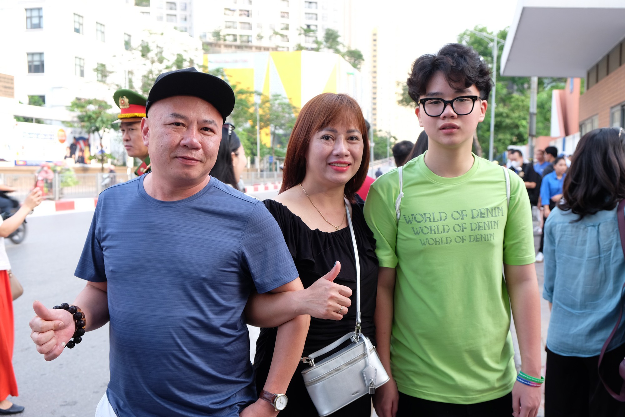 Phụ huynh Hà Nội trong kỳ thi căng thẳng bậc nhất: "Tôi ở đây cả sáng, để con thi xong thấy bố mẹ đầu tiên!" - Ảnh 8.