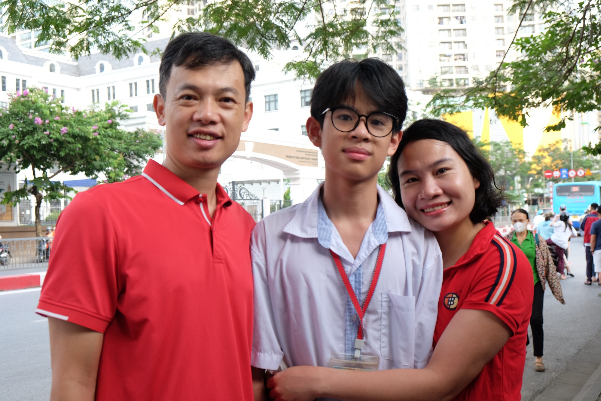 Phụ huynh Hà Nội trong kỳ thi căng thẳng bậc nhất: "Tôi ở đây cả sáng, để con thi xong thấy bố mẹ đầu tiên!" - Ảnh 9.