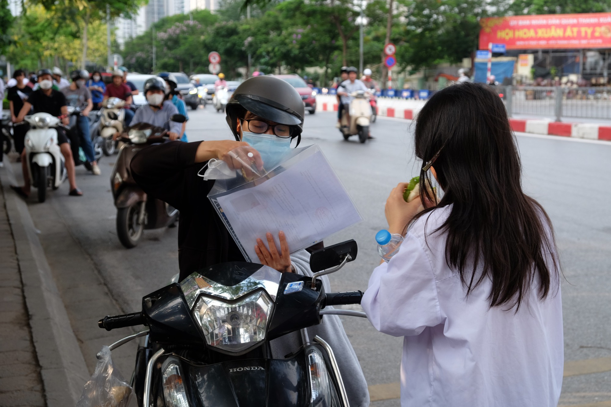 Phụ huynh Hà Nội trong kỳ thi căng thẳng bậc nhất: "Tôi ở đây cả sáng, để con thi xong thấy bố mẹ đầu tiên!" - Ảnh 2.
