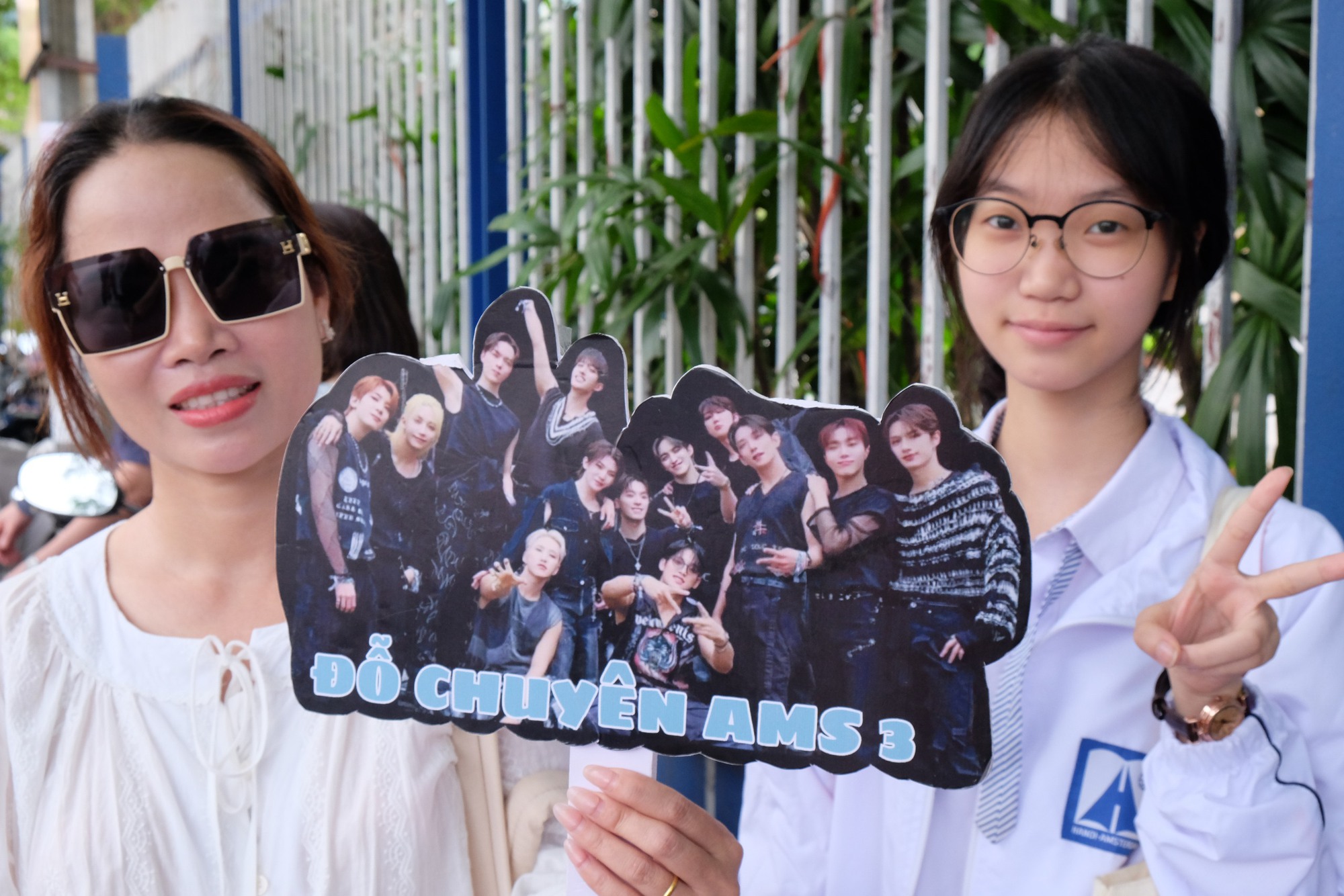 Phụ huynh Hà Nội trong kỳ thi căng thẳng bậc nhất: "Tôi ở đây cả sáng, để con thi xong thấy bố mẹ đầu tiên!" - Ảnh 10.