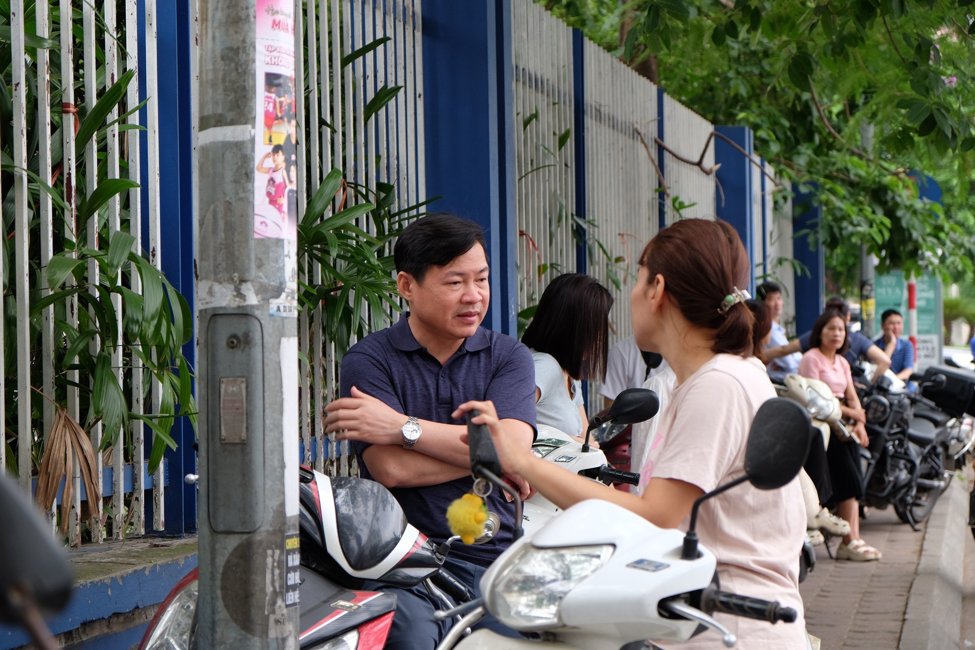 Phụ huynh Hà Nội trong kỳ thi căng thẳng bậc nhất: "Tôi ở đây cả sáng, để con thi xong thấy bố mẹ đầu tiên!" - Ảnh 14.