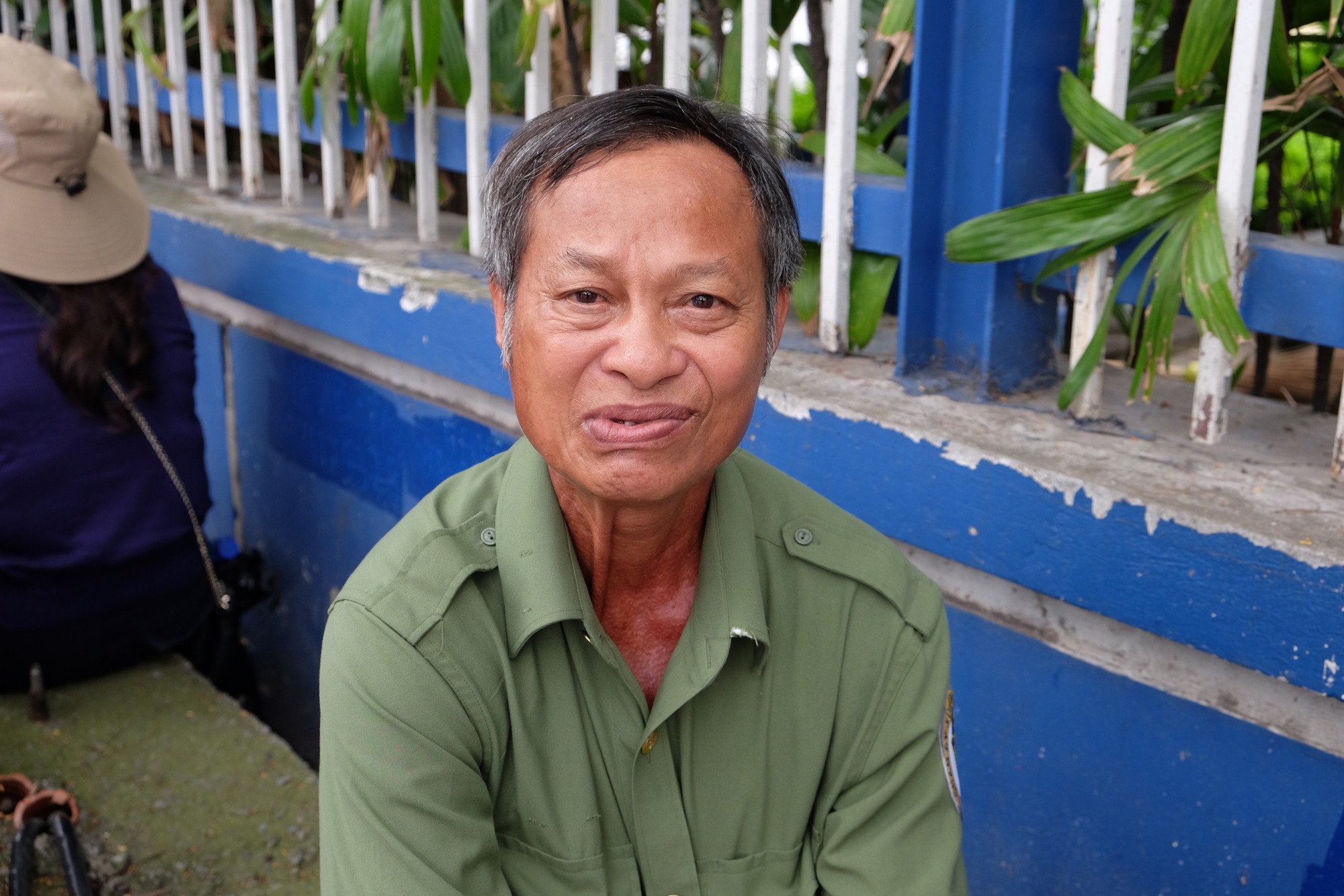 Phụ huynh Hà Nội trong kỳ thi căng thẳng bậc nhất: "Tôi ở đây cả sáng, để con thi xong thấy bố mẹ đầu tiên!" - Ảnh 11.