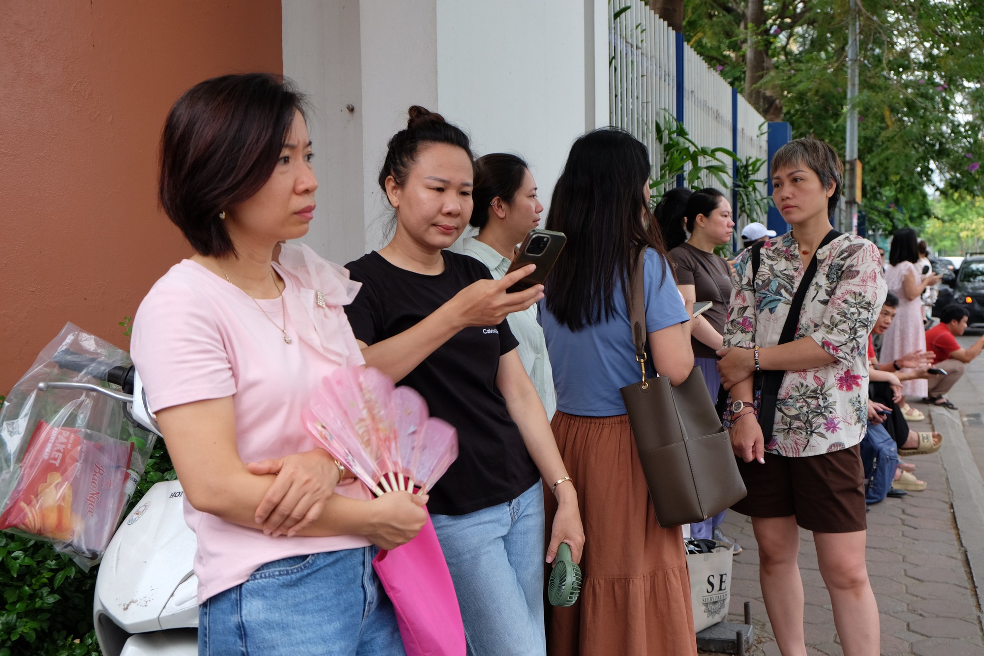 Phụ huynh Hà Nội trong kỳ thi căng thẳng bậc nhất: "Tôi ở đây cả sáng, để con thi xong thấy bố mẹ đầu tiên!" - Ảnh 12.