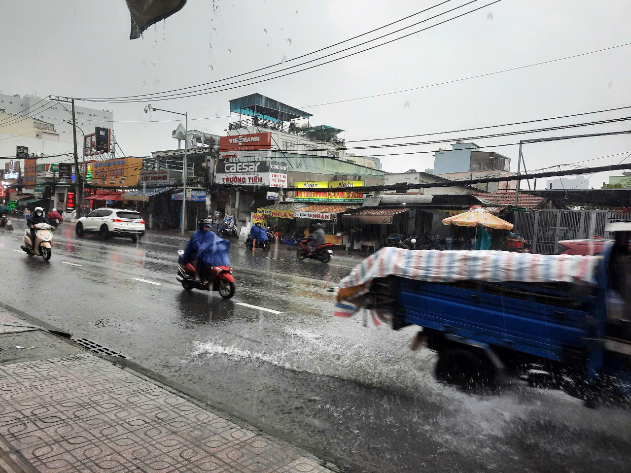 TP HCM đang mưa dông xối xả, có nơi đã ngập nước - Ảnh 2.