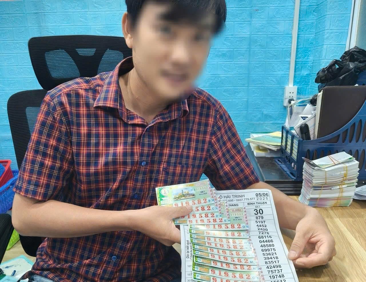 Mua vé số trên đường chạy xe máy từ TP HCM về Đắk Lắk, 1 thanh niên trúng 28 tỉ đồng - Ảnh 3.