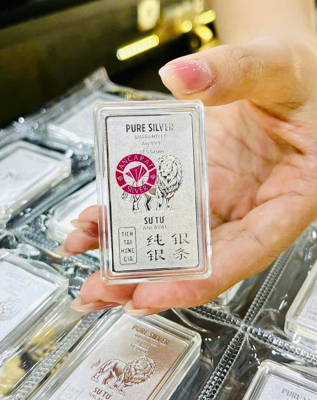 ‘Người anh em’ của vàng lập kỷ lục cao nhất trong 13 năm: Bạc miếng mẫu mã đẹp cháy hàng- Ảnh 2.