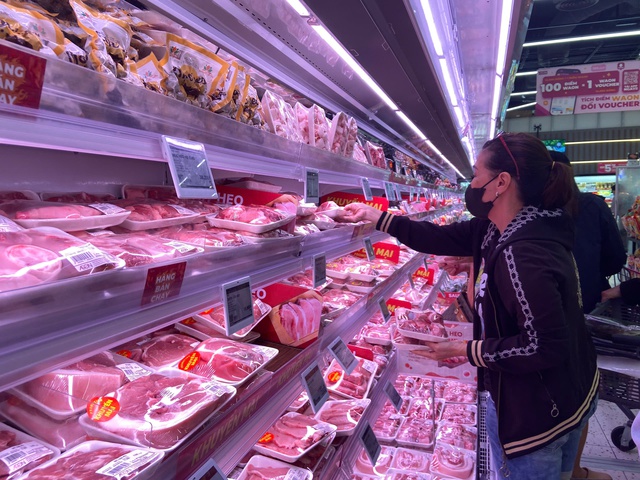 Thịt lợn của C.P Việt Nam đã “rút dần” khỏi kệ hàng siêu thị tại TP.HCM: Người tiêu dùng dè chừng ra sao?- Ảnh 5.