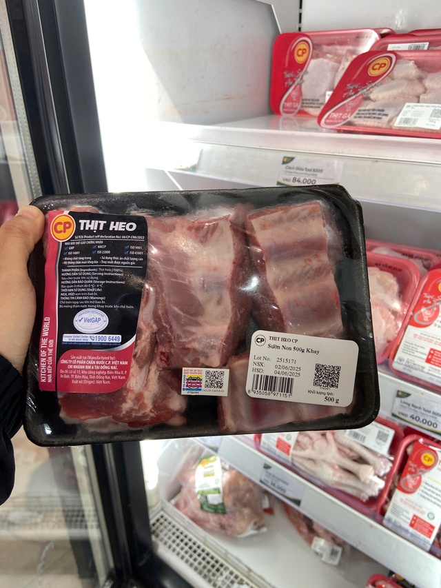 Thịt lợn của C.P Việt Nam đã “rút dần” khỏi kệ hàng siêu thị tại TP.HCM: Người tiêu dùng dè chừng ra sao?- Ảnh 13.