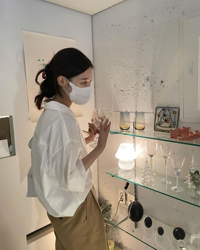 Thủ phạm khiến bạn cứ mua một chiếc áo mới là muốn vứt hết cả tủ đồ- Ảnh 1. Thủ phạm khiến bạn cứ mua một chiếc áo mới là muốn vứt hết cả tủ đồ- Ảnh 1.