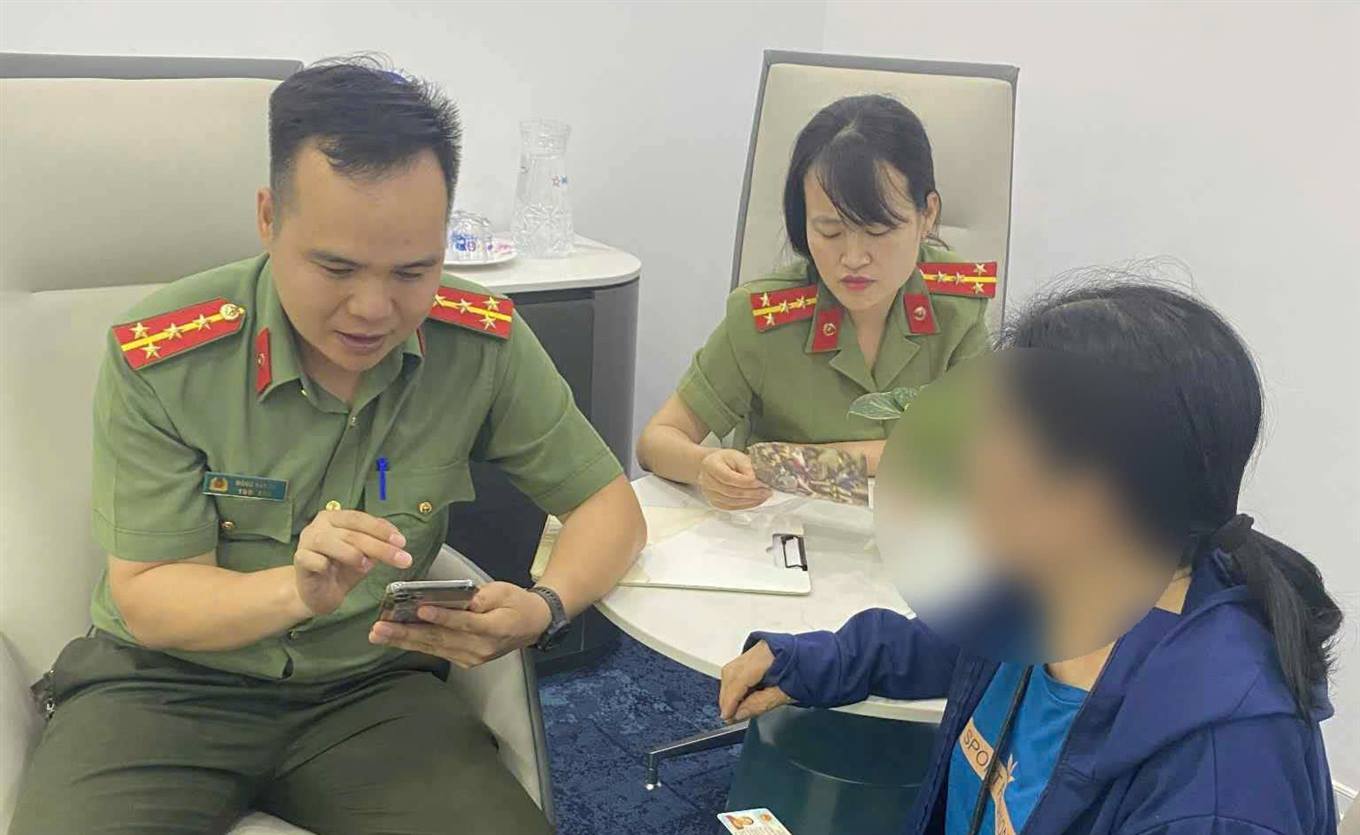 Nhận thông tin 1 công dân đến ngân hàng MB yêu cầu chuyển hết tiền tiết kiệm 763 triệu cho con rể, công an liền phát hiện điểm nghi vấn, đề nghị dừng giao dịch- Ảnh 1.