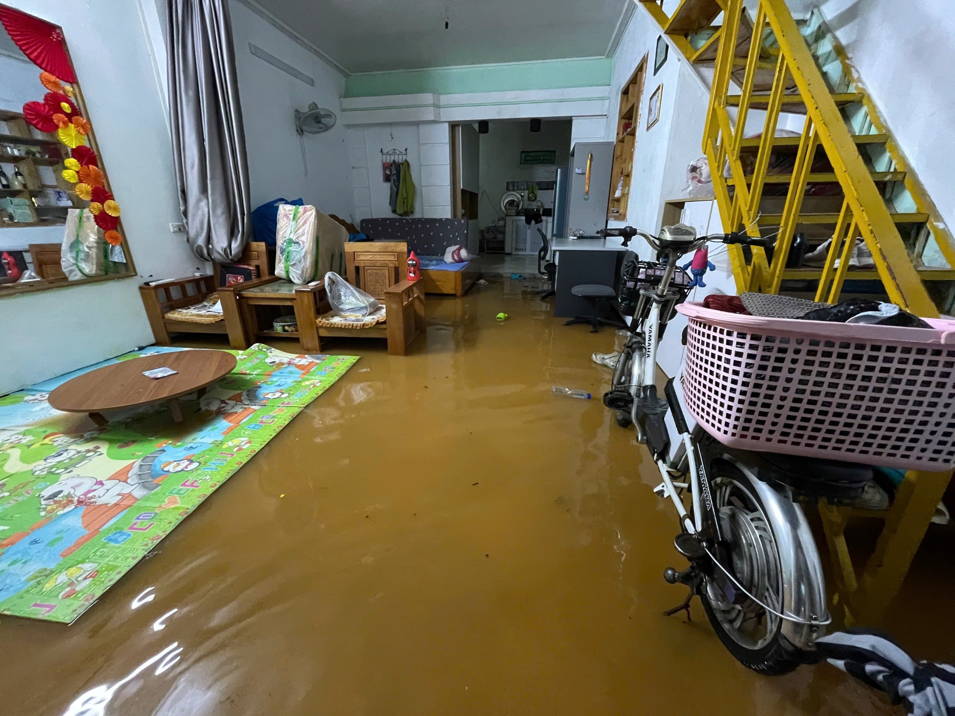 Mưa lớn gây sạt lở, ngập lụt cục bộ nhiều nơi tại Lai Châu - Ảnh 1.