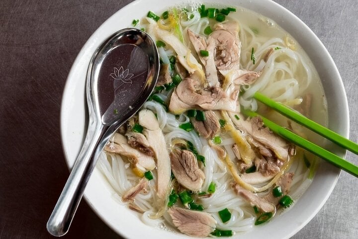 Ăn phở cho thêm giấm hóa ra còn có nhiều tác dụng bất ngờ- Ảnh 1. Ăn phở cho thêm giấm hóa ra còn có nhiều tác dụng bất ngờ- Ảnh 1.
