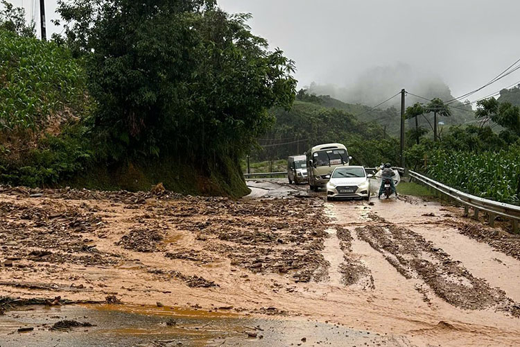 Mưa lớn gây sạt lở, ngập lụt cục bộ nhiều nơi tại Lai Châu - Ảnh 4.