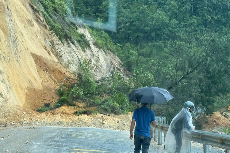 Mưa lớn gây sạt lở, ngập lụt cục bộ nhiều nơi tại Lai Châu - Ảnh 5.