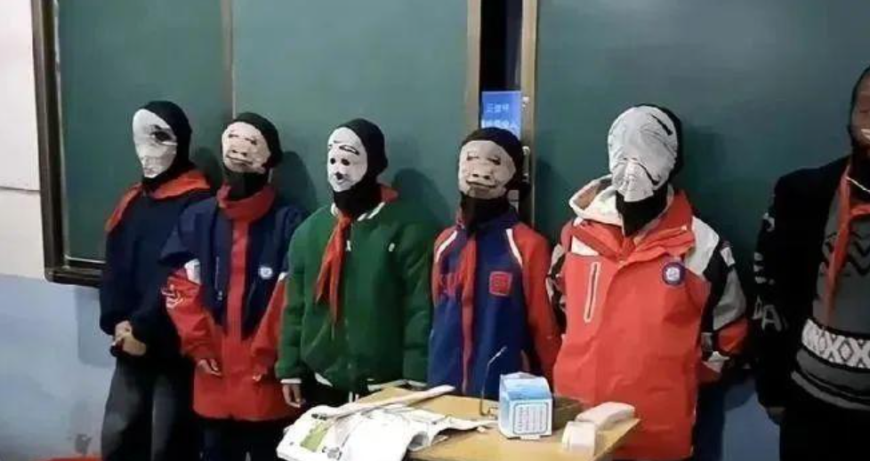 Bức ảnh khiến 1 phụ huynh bức xúc còn dân mạng thì tranh cãi dữ dội: Vui vẻ hay đang thiếu tôn trọng học sinh?- Ảnh 1.