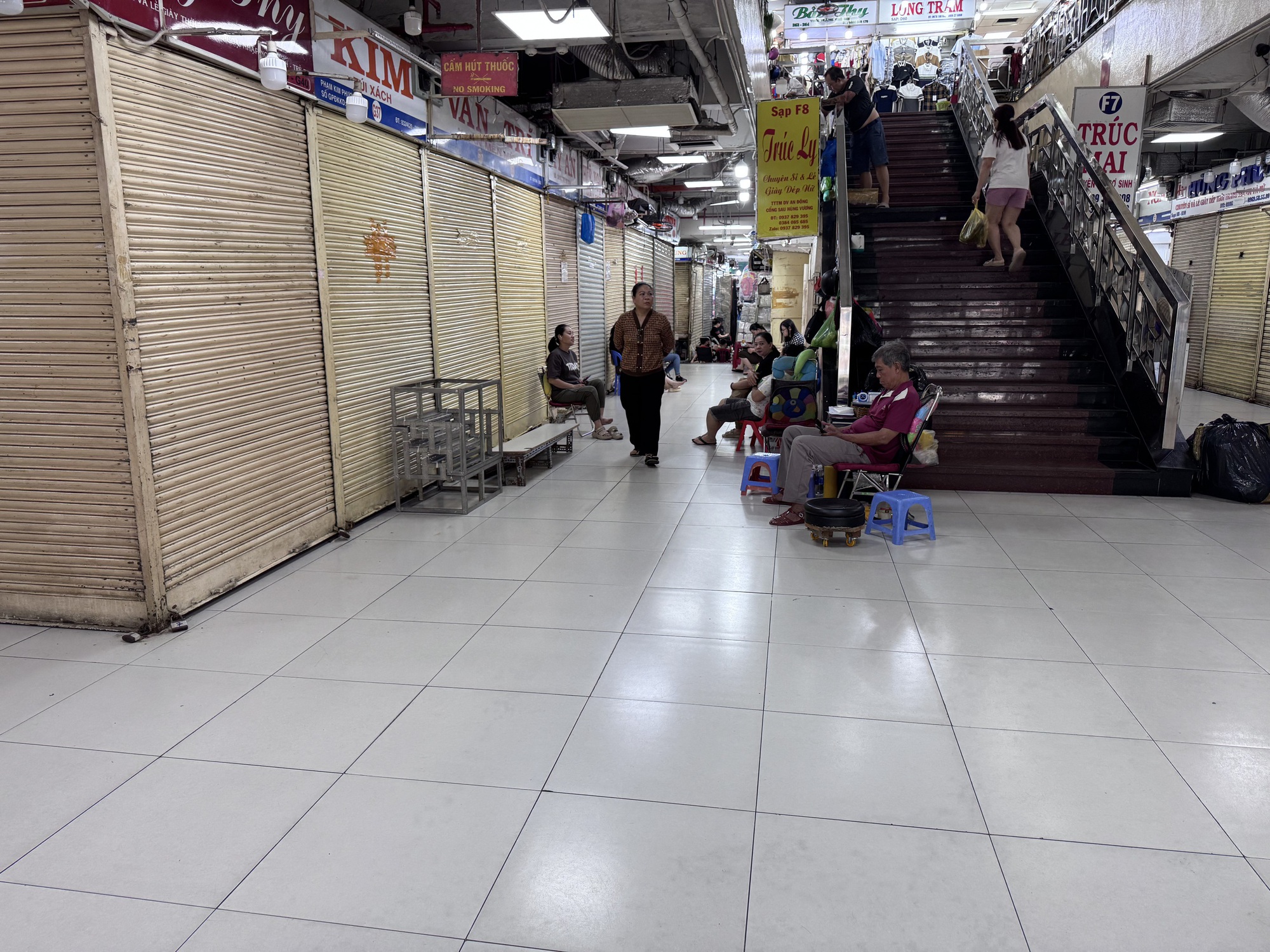 Hàng loạt sạp đóng cửa tại Trung tâm thương mại An Đông, Saigon Square- Ảnh 1.