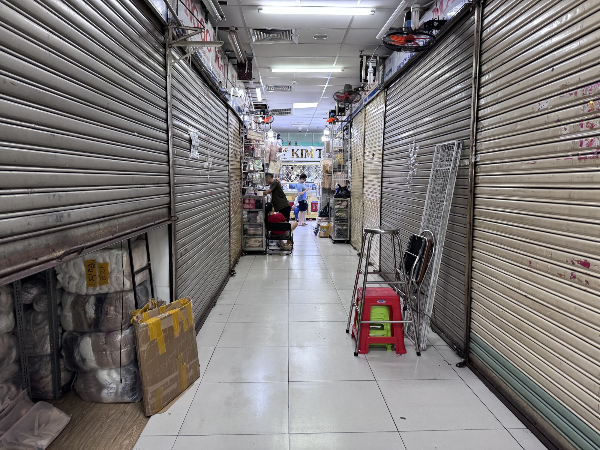 Hàng loạt sạp đóng cửa tại Trung tâm thương mại An Đông, Saigon Square- Ảnh 2.