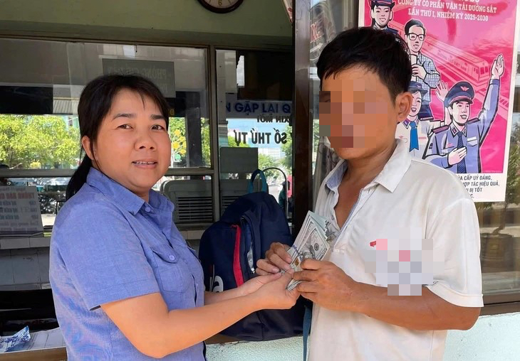 Hành khách bỏ quên ba lô chứa 2.200 USD ở ga Quảng Ngãi - Ảnh 1.