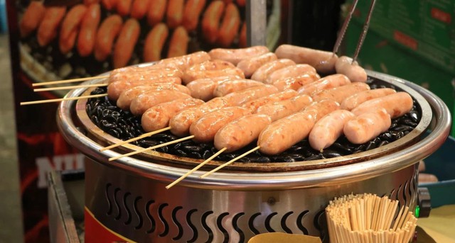 Nhận biết thịt lợn bẩn núp bóng giò chả, xúc xích: Coi chừng rước độc vào người- Ảnh 1.