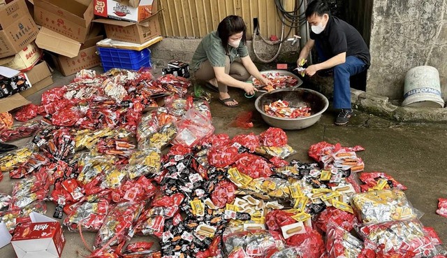 Nhận biết thịt lợn bẩn núp bóng giò chả, xúc xích: Coi chừng rước độc vào người- Ảnh 2.