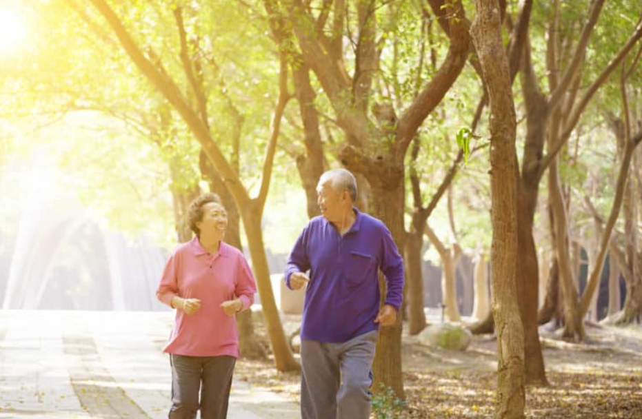 Khảo sát 36.383 người 65-105 tuổi chỉ rõ 1 yếu tố quyết định tuổi thọ: Không phải thuốc bổ, lại miễn phí- Ảnh 2.