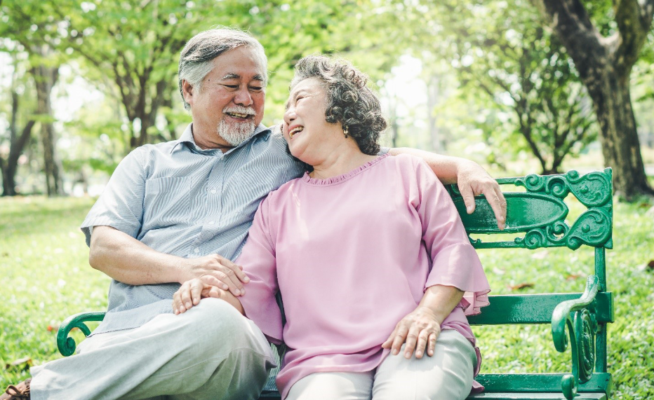 Khảo sát 36.383 người 65-105 tuổi chỉ rõ 1 yếu tố quyết định tuổi thọ: Không phải thuốc bổ, lại miễn phí- Ảnh 1.