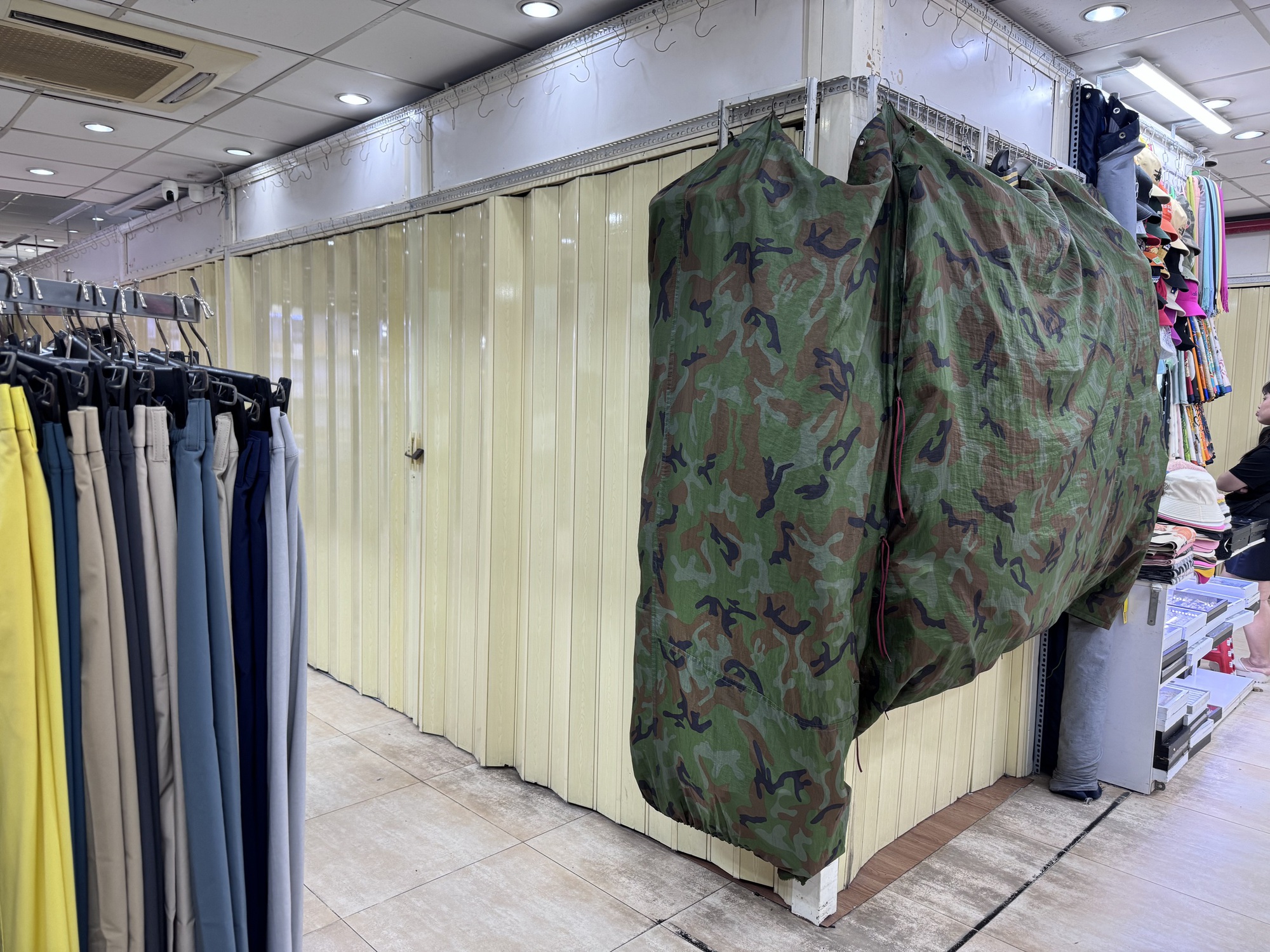 Hàng loạt sạp đóng cửa tại Trung tâm thương mại An Đông, Saigon Square- Ảnh 7.