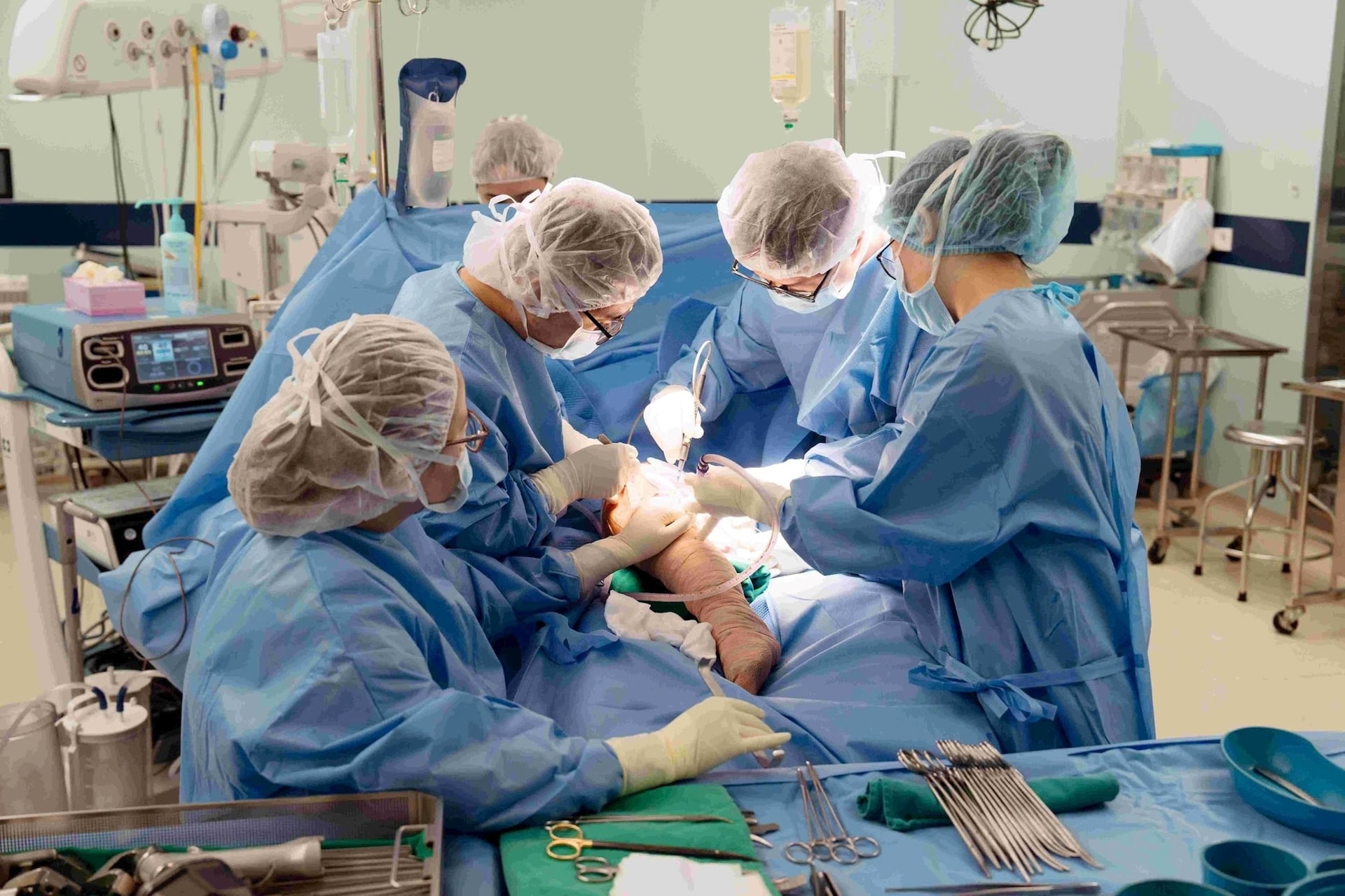 Bệnh viện và đại học của tỷ phú Phạm Nhật Vượng sản xuất xương bằng vật liệu in 3D, thay thế toàn bộ xương đùi cho bệnh nhi ung thư nhỏ tuổi nhất thế giới- Ảnh 1. Bệnh viện và đại học của tỷ phú Phạm Nhật Vượng sản xuất xương bằng vật liệu in 3D, thay thế toàn bộ xương đùi cho bệnh nhi ung thư nhỏ tuổi nhất thế giới- Ảnh 1.
