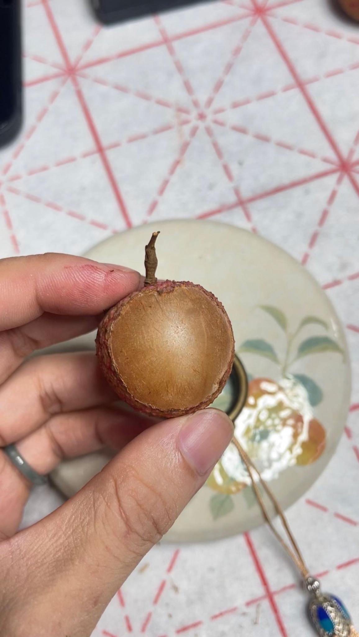 Viết thư pháp trên quả vải thiều, chàng trai gen Z Hà Nội gây sốt mạng
