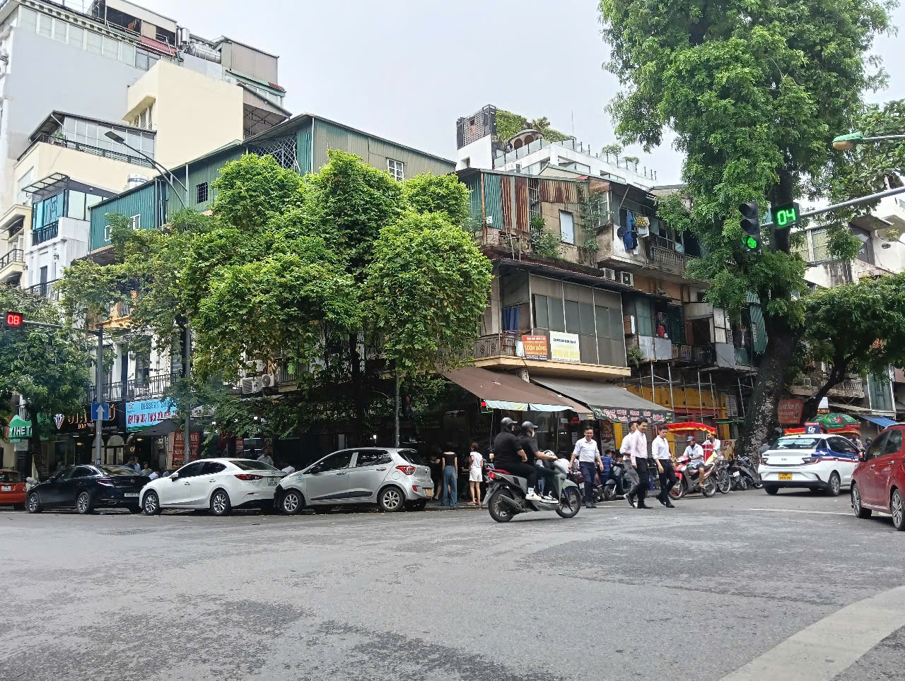 Đoàn du khách tố bị tài xế taxi chặt chém 1,5 triệu đồng cho đoạn đường chỉ vài trăm mét gần hồ Hoàn Kiếm