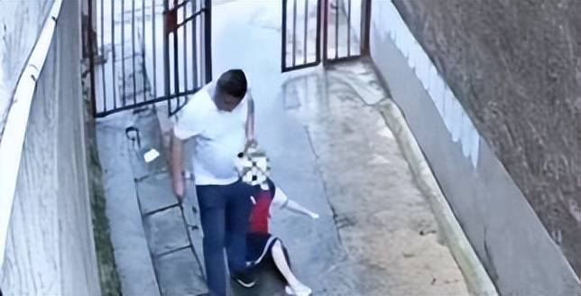 Người đàn ông bắt cóc, kéo lê bé gái dưới mưa nhưng chỉ bị giam giữ 15 ngày: Lý do gây phẫn nộ!- Ảnh 1.