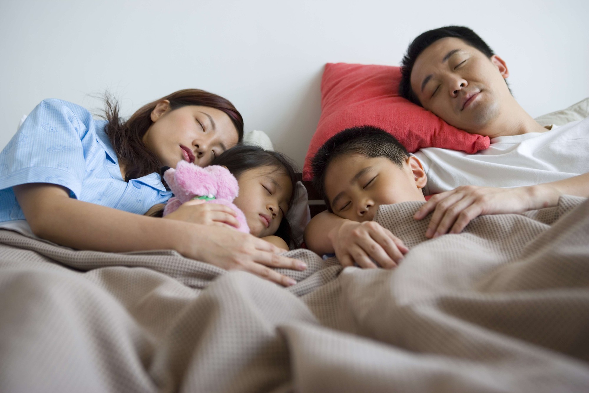 Đứa trẻ ngủ với mẹ và ngủ với bố lớn lên có tính cách khác hẳn nhau, cho con ngủ cùng ai là tốt nhất?- Ảnh 3. Đứa trẻ ngủ với mẹ và ngủ với bố lớn lên có tính cách khác hẳn nhau, cho con ngủ cùng ai là tốt nhất?- Ảnh 3.