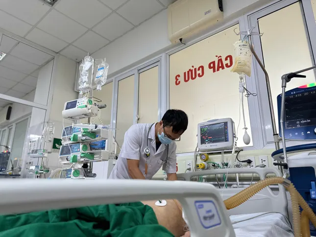 Bác sĩ đang điều trị cho bệnh nhân Bác sĩ đang điều trị cho bệnh nhân