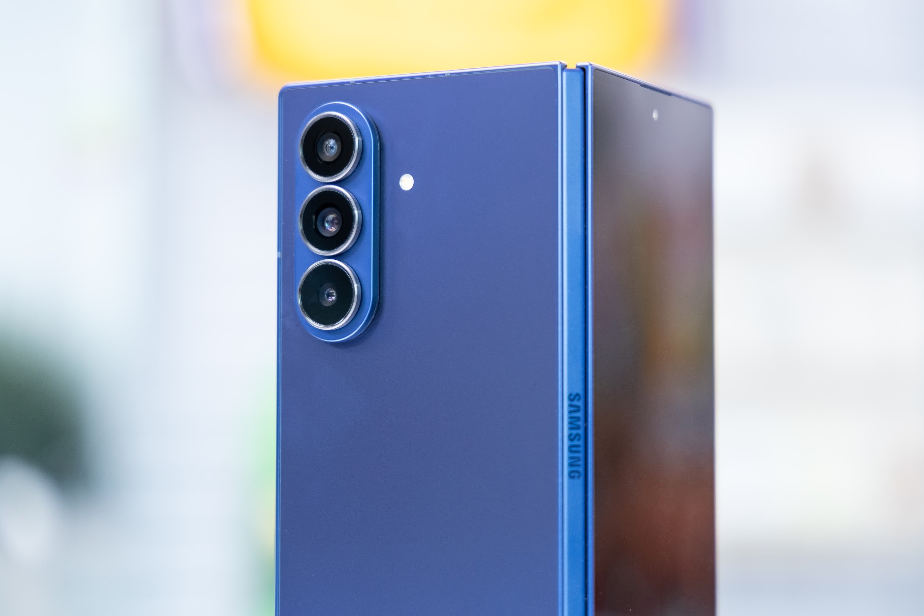 Chiếc điện thoại gây sốc nhất lúc này: Samsung Galaxy Z Fold7 - Siêu mỏng nhẹ, giá gần 70 triệu đồng- Ảnh 2. Chiếc điện thoại gây sốc nhất lúc này: Samsung Galaxy Z Fold7 - Siêu mỏng nhẹ, giá gần 70 triệu đồng- Ảnh 2.