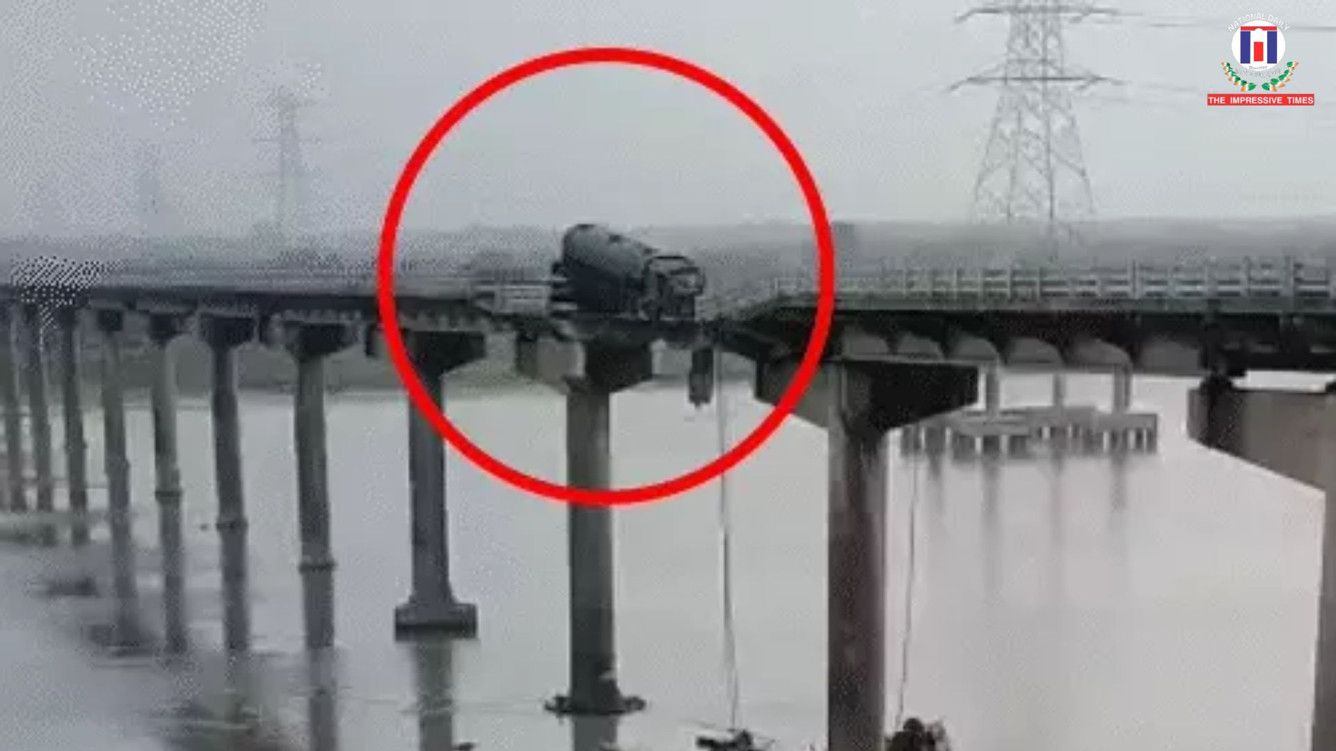 Kinh hoàng hiện trường cầu sập khiến xe tải treo lơ lửng, hàng loạt phương tiện rơi xuống sông- Ảnh 1.