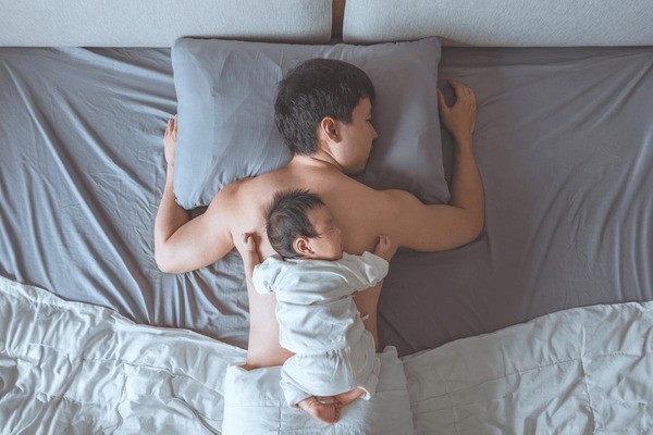 Đứa trẻ ngủ với mẹ và ngủ với bố lớn lên có tính cách khác hẳn nhau, cho con ngủ cùng ai là tốt nhất?- Ảnh 2. Đứa trẻ ngủ với mẹ và ngủ với bố lớn lên có tính cách khác hẳn nhau, cho con ngủ cùng ai là tốt nhất?- Ảnh 2.