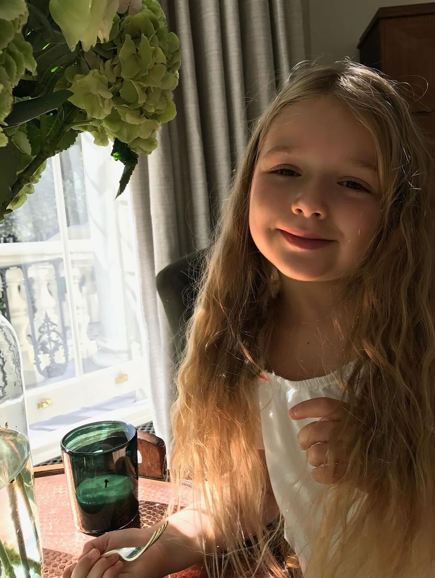 Victoria Beckham xả 19 khoảnh khắc siêu cưng của con út Harper mừng sinh nhật, cậu cả Brooklyn có động thái gì?- Ảnh 2.