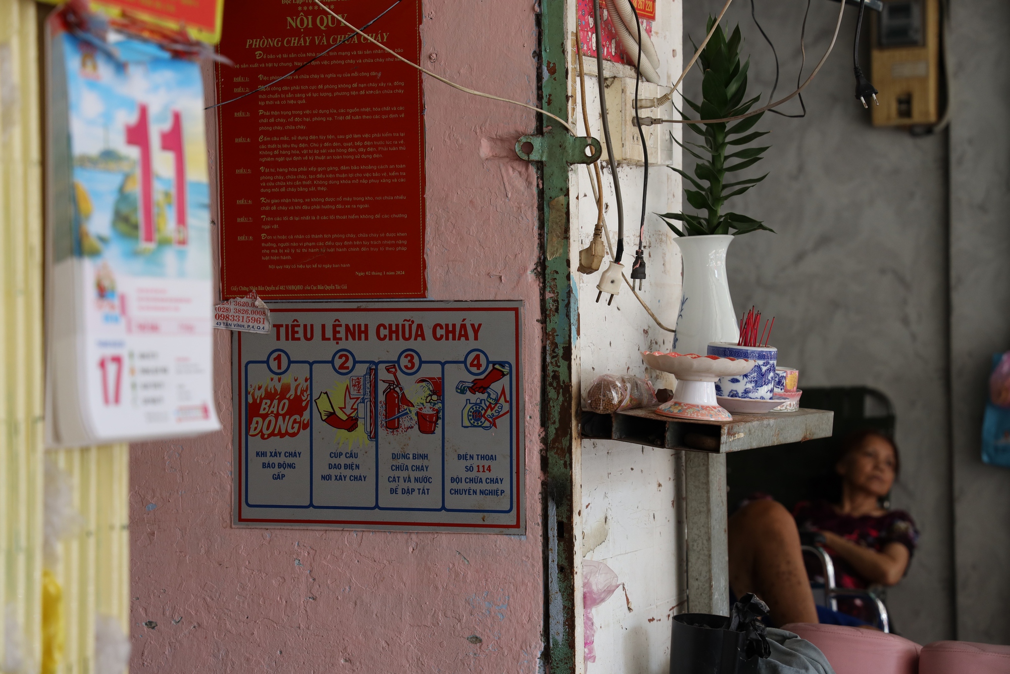 Loạt ảnh "khiếp" với ẩn họa cháy nổ tại nhiều chung cư, cư xá cũ ở TP HCM- Ảnh 17.