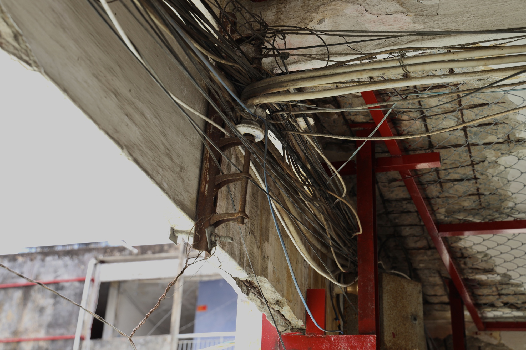 Loạt ảnh "khiếp" với ẩn họa cháy nổ tại nhiều chung cư, cư xá cũ ở TP HCM- Ảnh 15.