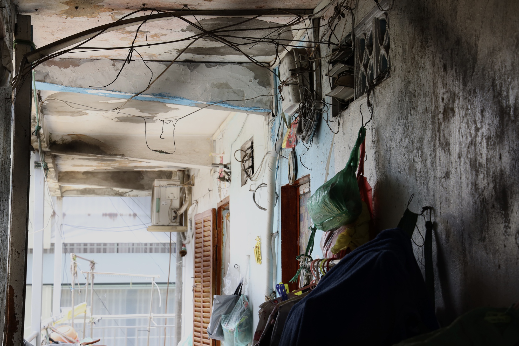 Loạt ảnh "khiếp" với ẩn họa cháy nổ tại nhiều chung cư, cư xá cũ ở TP HCM- Ảnh 18.