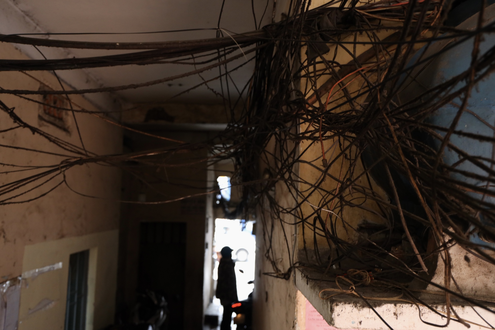 Loạt ảnh "khiếp" với ẩn họa cháy nổ tại nhiều chung cư, cư xá cũ ở TP HCM- Ảnh 9.