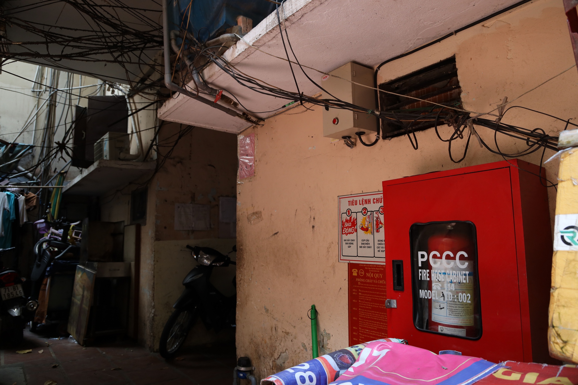 Loạt ảnh "khiếp" với ẩn họa cháy nổ tại nhiều chung cư, cư xá cũ ở TP HCM- Ảnh 11.