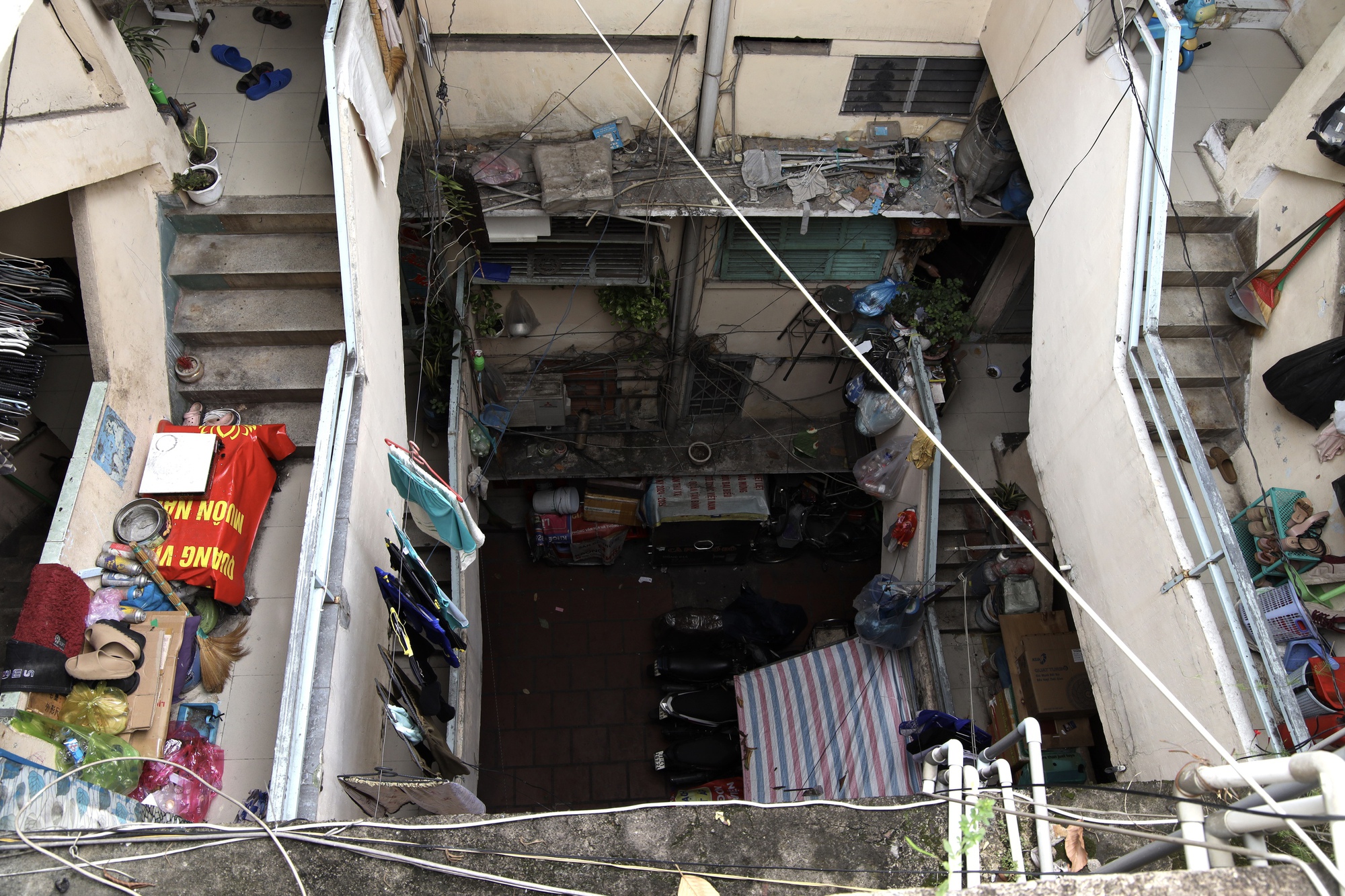 Loạt ảnh "khiếp" với ẩn họa cháy nổ tại nhiều chung cư, cư xá cũ ở TP HCM- Ảnh 8.