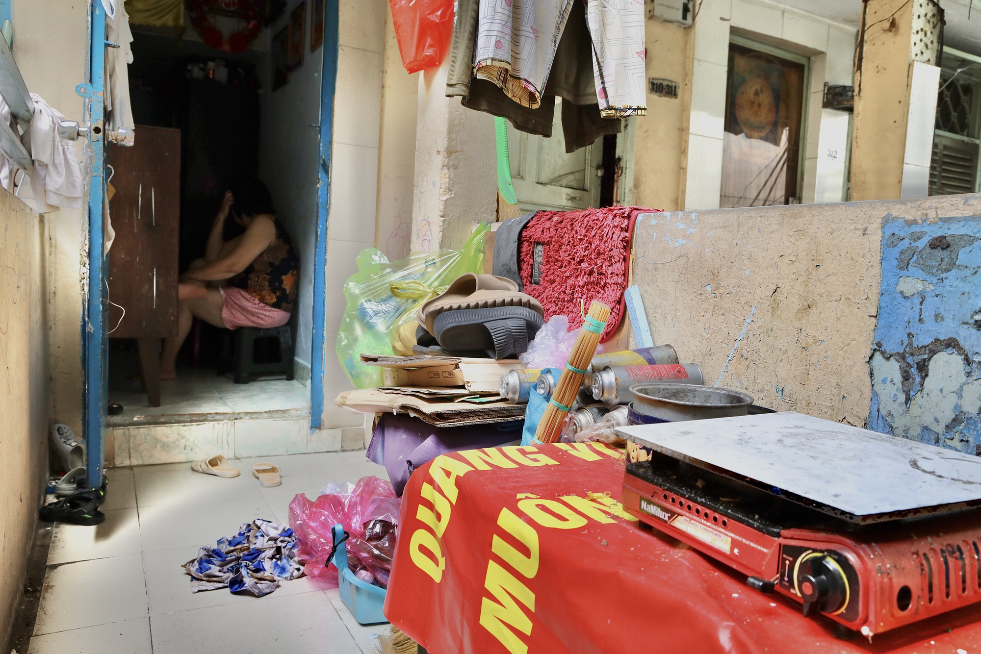 Loạt ảnh "khiếp" với ẩn họa cháy nổ tại nhiều chung cư, cư xá cũ ở TP HCM- Ảnh 10.