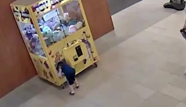 Bé trai mắc kẹt trong máy gắp thú gây sốc - Ảnh 1.