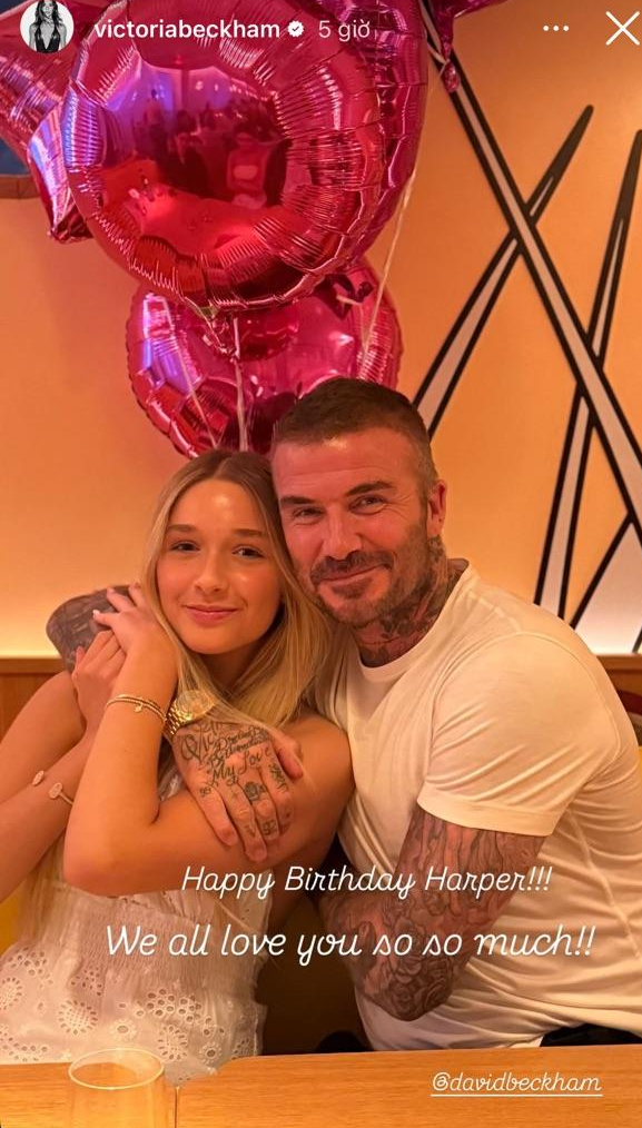 Victoria tung ảnh mới toanh Harper Beckham trong vòng tay bố đón tuổi 14, visual "tiểu thư tài phiệt" sang - xịn gây sốt- Ảnh 2.